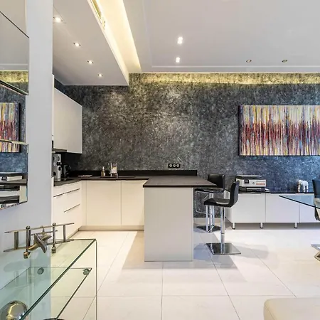 Large Renovated - Rue Hoche - Center Daire