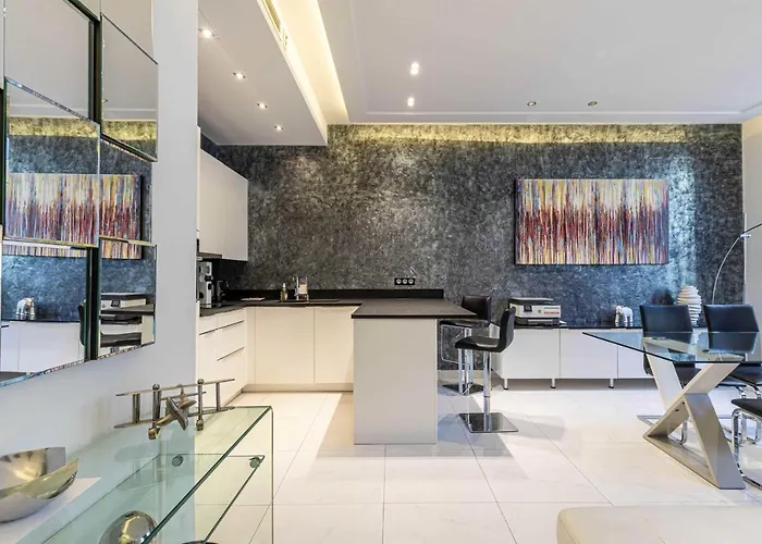 Large Renovated - Rue Hoche - Center Daire