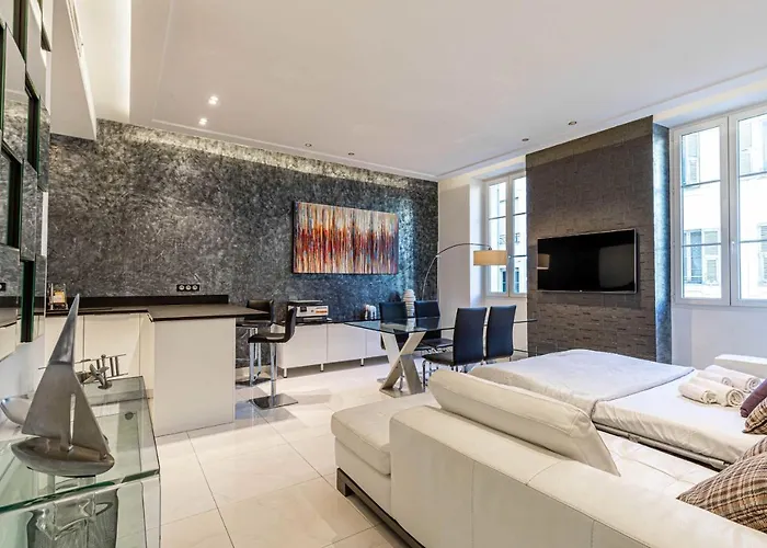 Large Renovated - Rue Hoche - Center